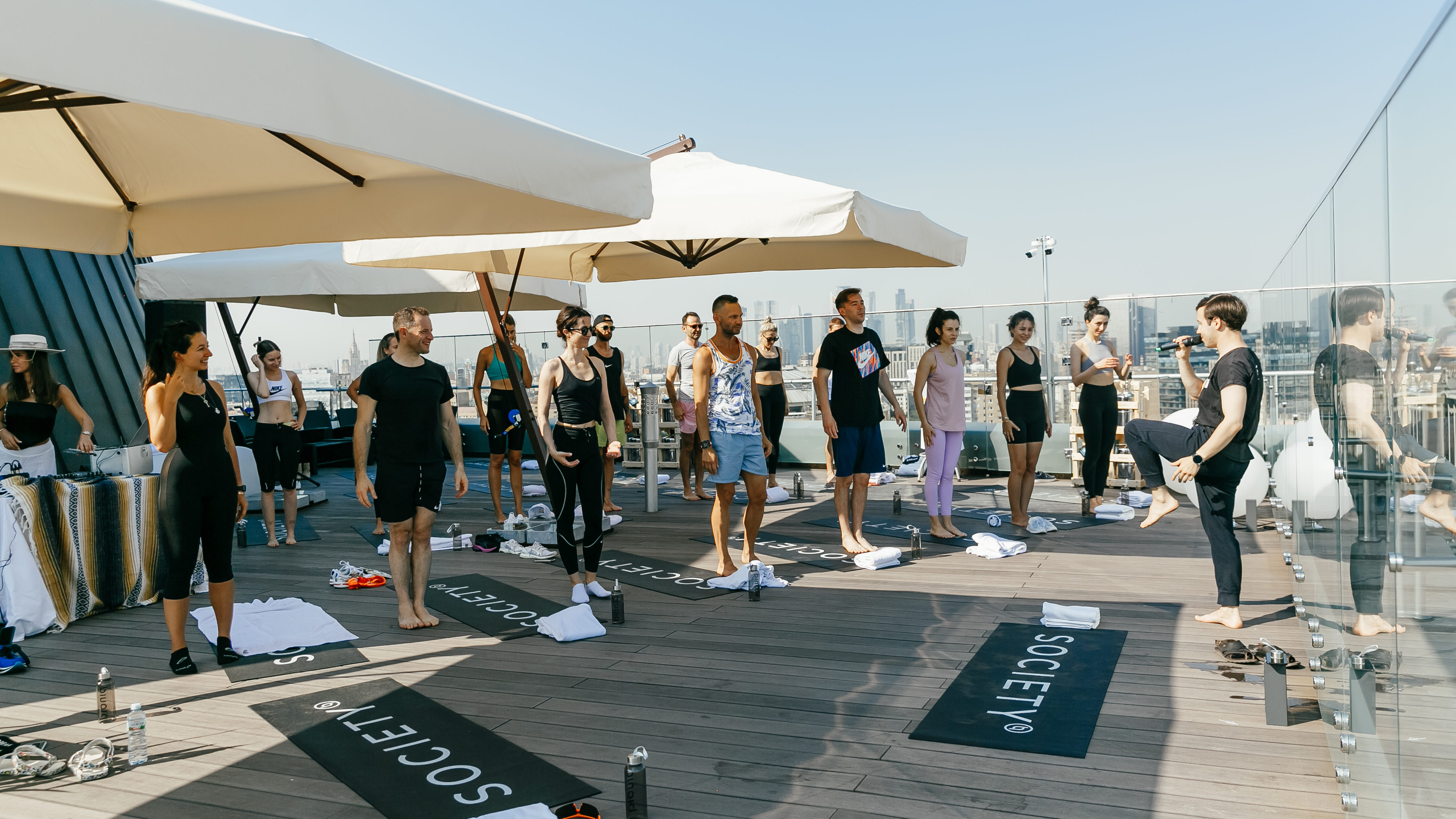 Утренняя йога на крыше Novotel для членов клуба Bioniq Society